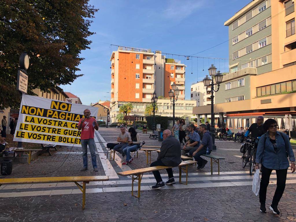 "Noi non paghiamo". A Saronno il debutto della protesta contro il caro bollette