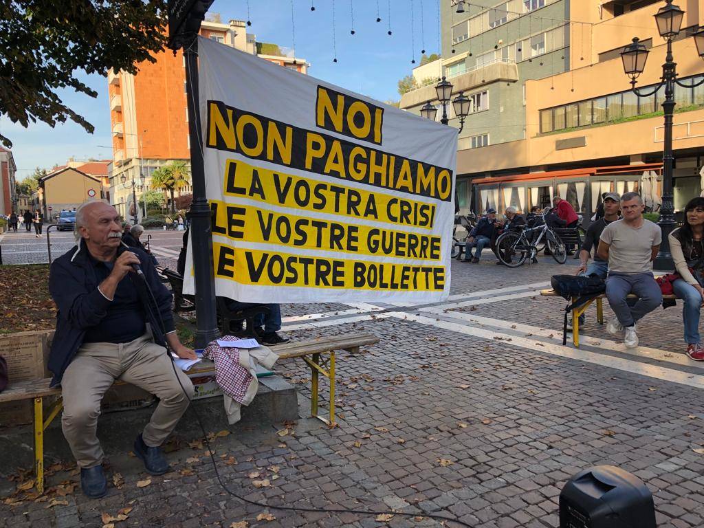 "Noi non paghiamo". A Saronno il debutto della protesta contro il caro bollette