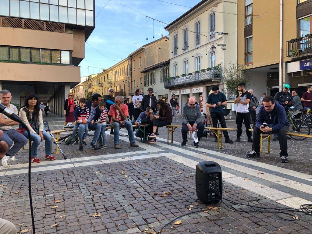 "Noi non paghiamo". A Saronno il debutto della protesta contro il caro bollette