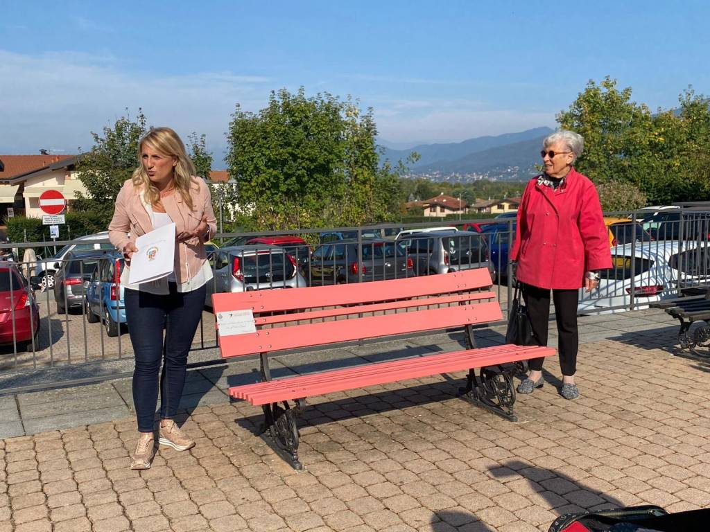 Panchina rosa a Bodio Lomnago