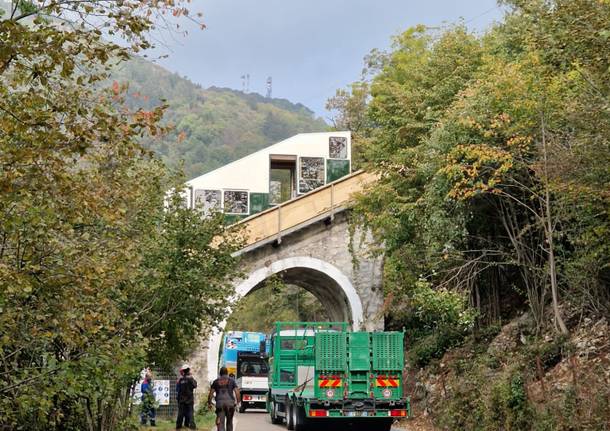 Posizionata anche la seconda carrozza, la funicolare è completa e la strada per il sacro Monte torna libera