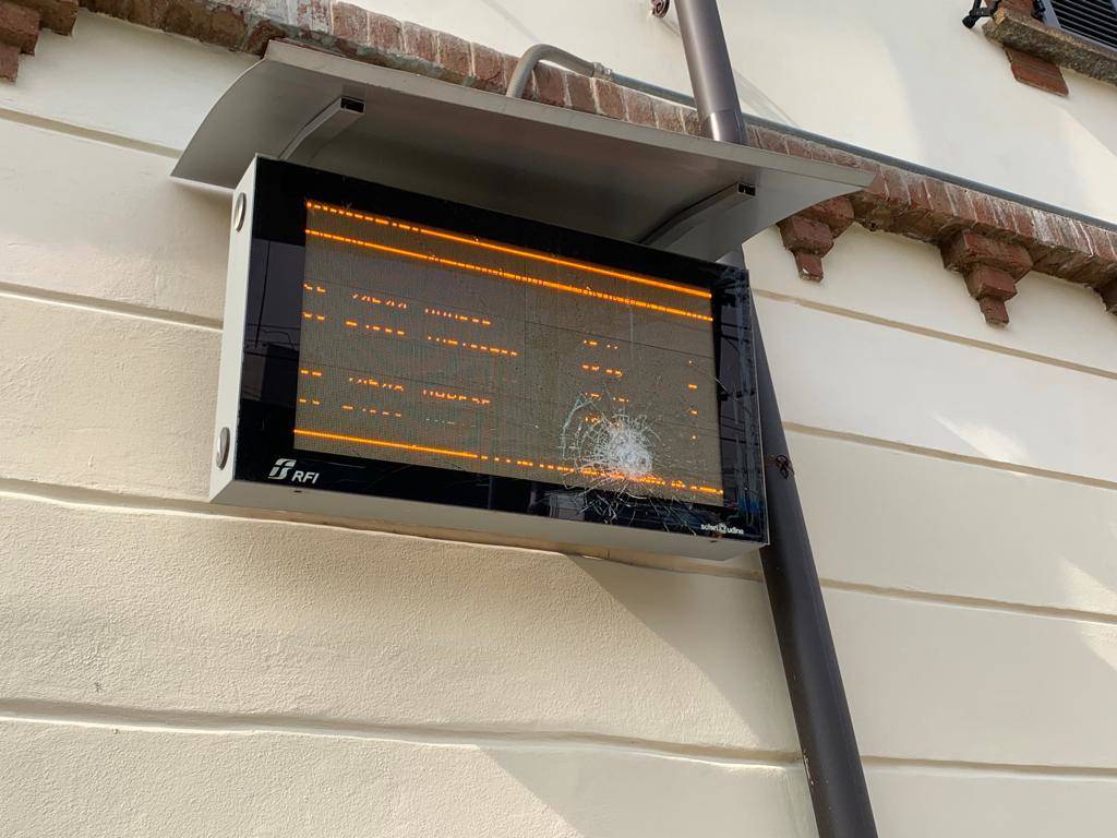 Vandalismi stazione Gazzada Schianno