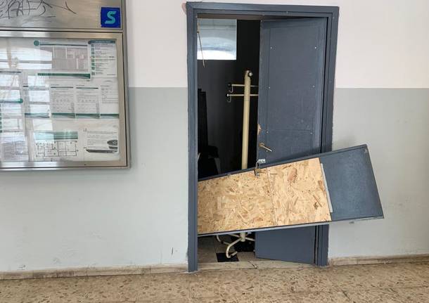 Vandalismi stazione Gazzada Schianno