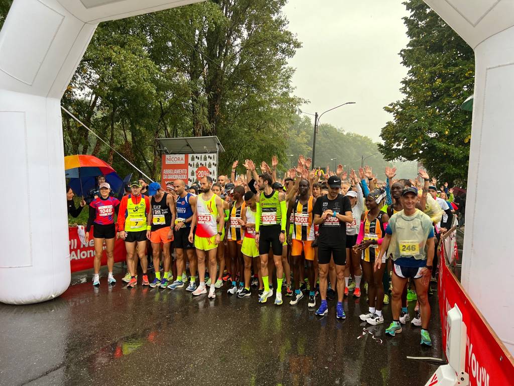 Varese City Run 2022: atleti ai blocchi di partenza e arrivo sotto la pioggia 