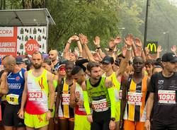 Varese City Run 2022: atleti ai blocchi di partenza e arrivo sotto la pioggia 