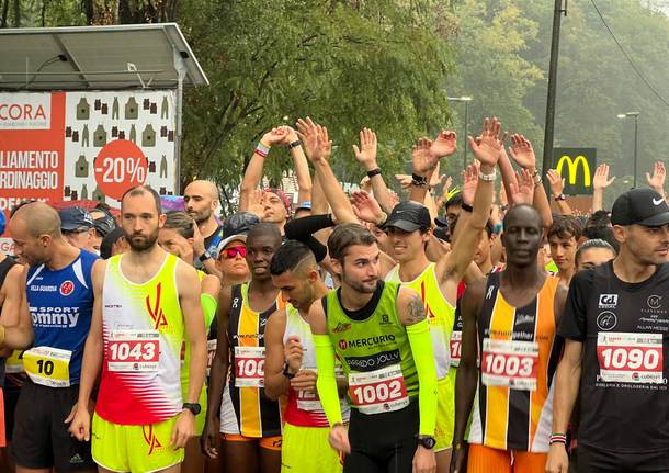 Varese City Run 2022: atleti ai blocchi di partenza e arrivo sotto la pioggia 