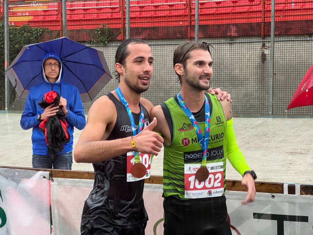 Varese City Run 2022: atleti ai blocchi di partenza e arrivo sotto la pioggia 