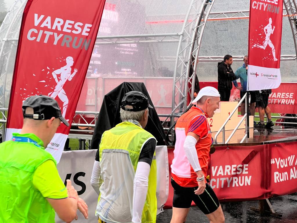 Varese City Run 2022: atleti ai blocchi di partenza e arrivo sotto la pioggia 