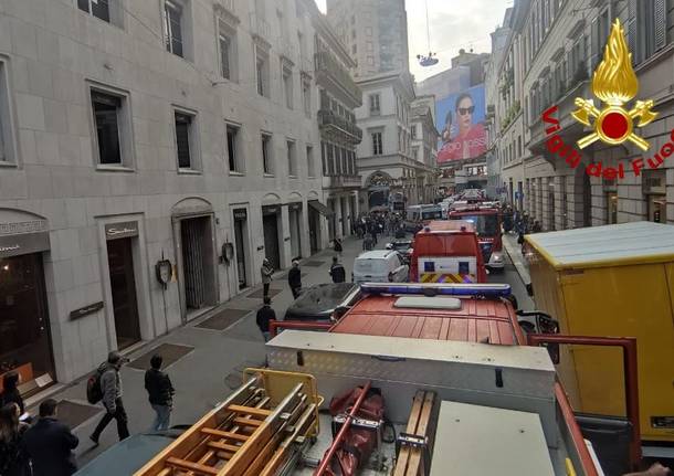 vigili del fuoco in via Montenapoleone a Milano