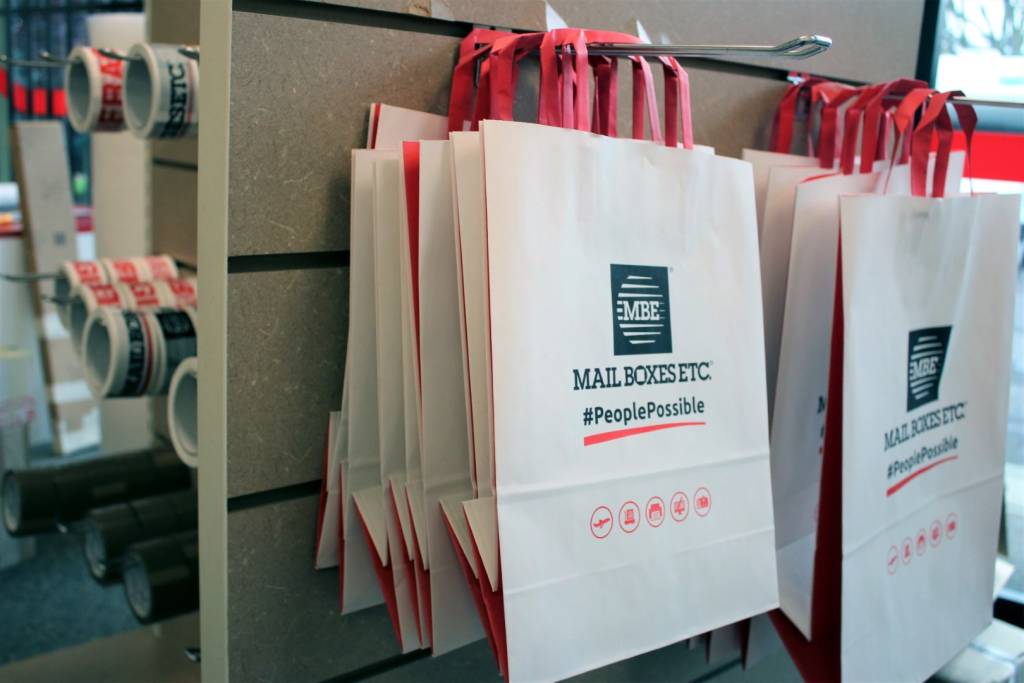 A Legnano il punto spedizioni Mail Boxes Etc #PeoplePossible