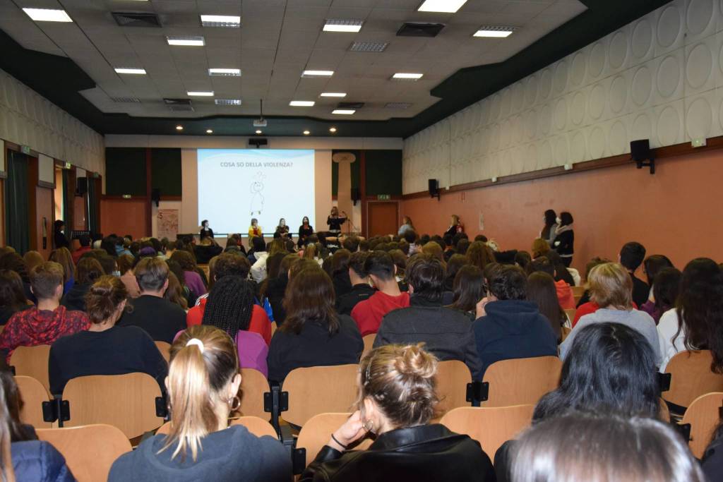 Al Liceo Galilei di Legnano “1522 Non sei sola”