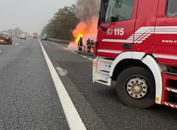 Auto in fiamme sull'A8 