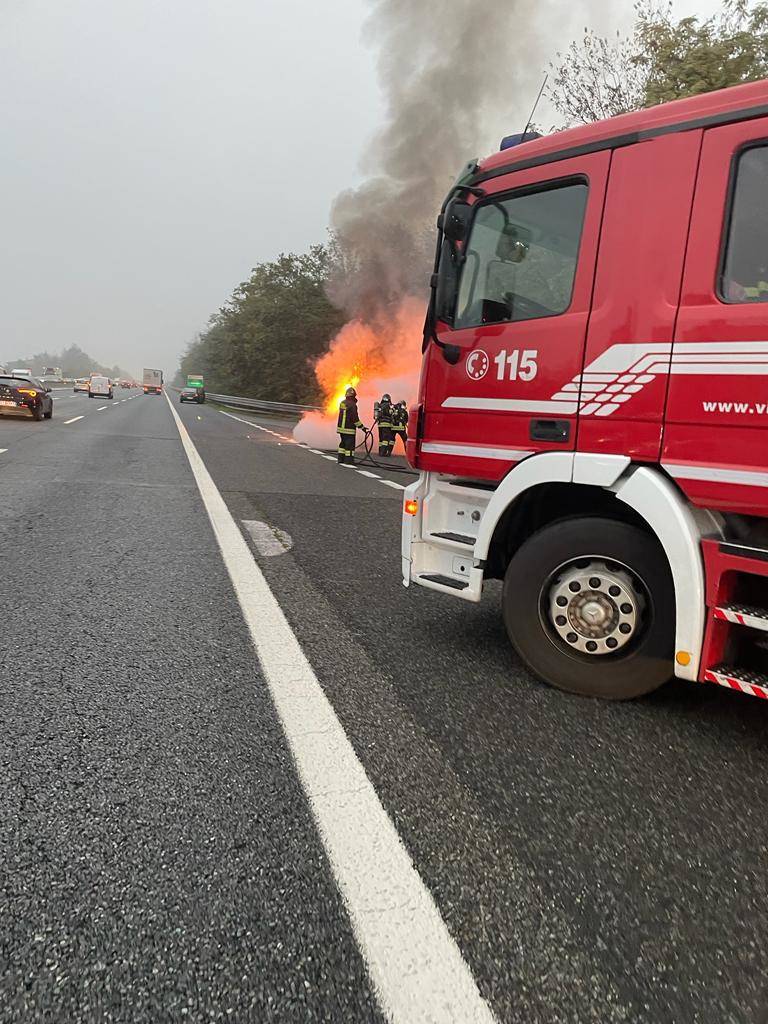 Auto in fiamme sull'A8 