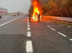 Auto in fiamme sull'A8 