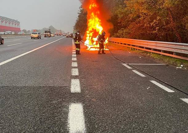 Auto in fiamme sull'A8 