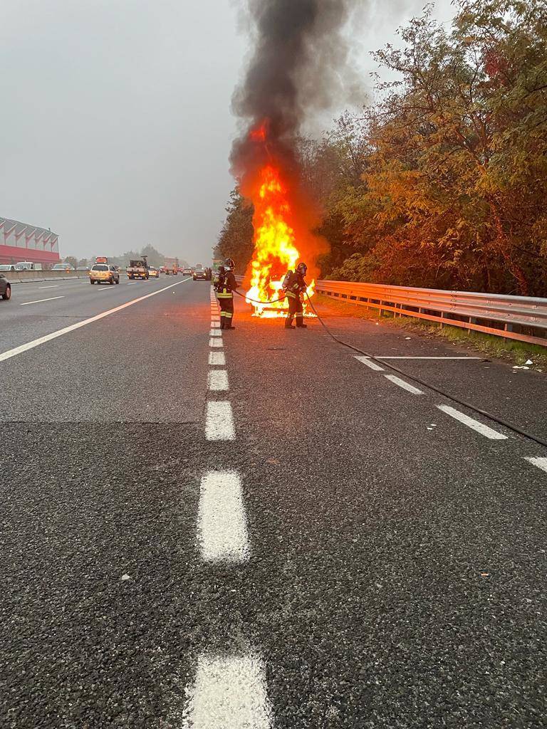 Auto in fiamme sull'A8 