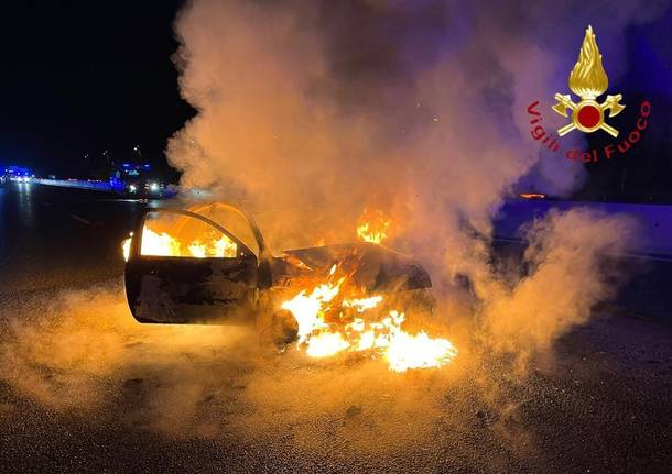 Auto incendiata a Lomazzo, intervento dei vigili del fuoco