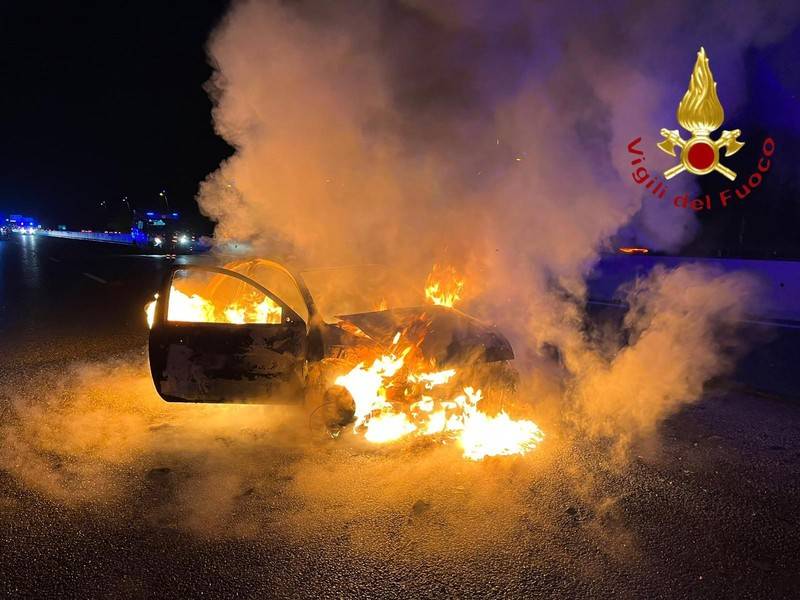 Auto incendiata a Lomazzo, intervento dei vigili del fuoco