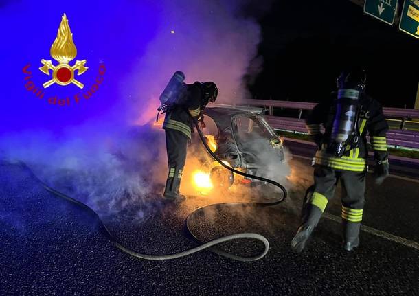 Auto incendiata a Lomazzo, intervento dei vigili del fuoco