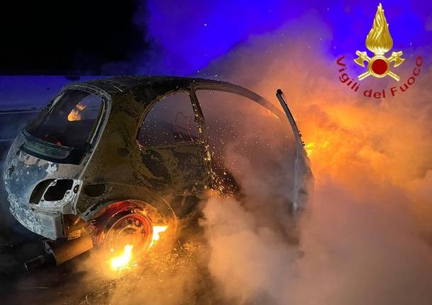 Auto incendiata a Lomazzo, intervento dei vigili del fuoco