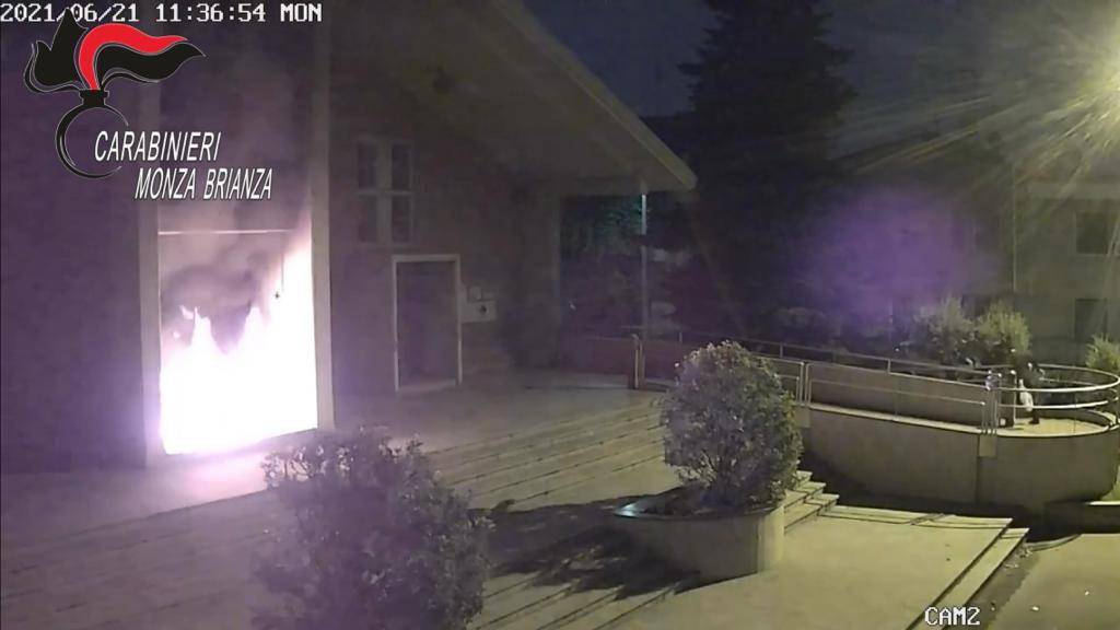 Aveva dato fuoco al portone d'ingresso della chiesa di Muggiò. Identificato e denunciato 30enne italiano