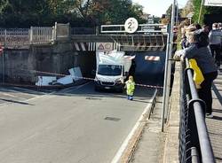 camion incastrato sotto il ponte via Marconi Canegrate