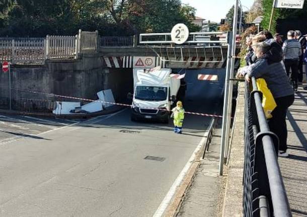 camion incastrato sotto il ponte via Marconi Canegrate