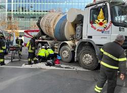 Signora in bici investita dalla betoniera a Milano, i soccorsi