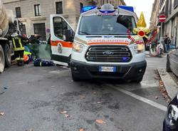 Signora in bici investita dalla betoniera a Milano, i soccorsi