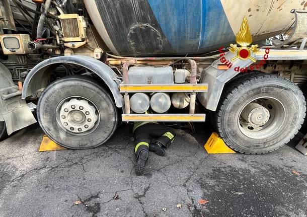 Signora in bici investita dalla betoniera a Milano, i soccorsi