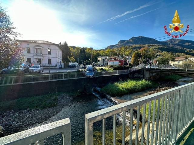 L\'auto rimane in bilico sul torrente