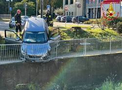 L\'auto rimane in bilico sul torrente