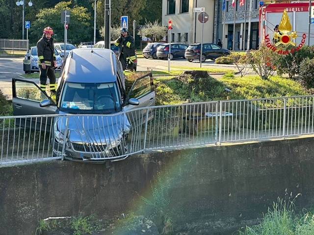 L\'auto rimane in bilico sul torrente