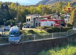 L\'auto rimane in bilico sul torrente