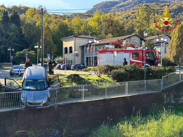 L\'auto rimane in bilico sul torrente