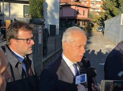 L\'omaggio alla salma di Roberto Maroni del ministro Matteo Piantedosi