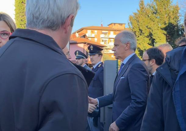 L\'omaggio alla salma di Roberto Maroni del ministro Matteo Piantedosi