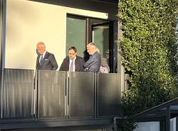 L\'omaggio alla salma di Roberto Maroni del ministro Matteo Piantedosi