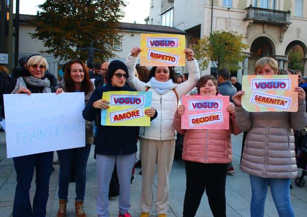 Flash mob contro la violenza sulle donne in centro a Legnano