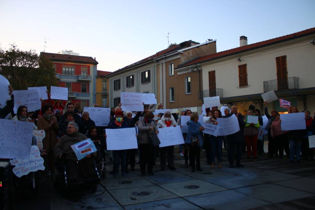 Flash mob contro la violenza sulle donne in centro a Legnano
