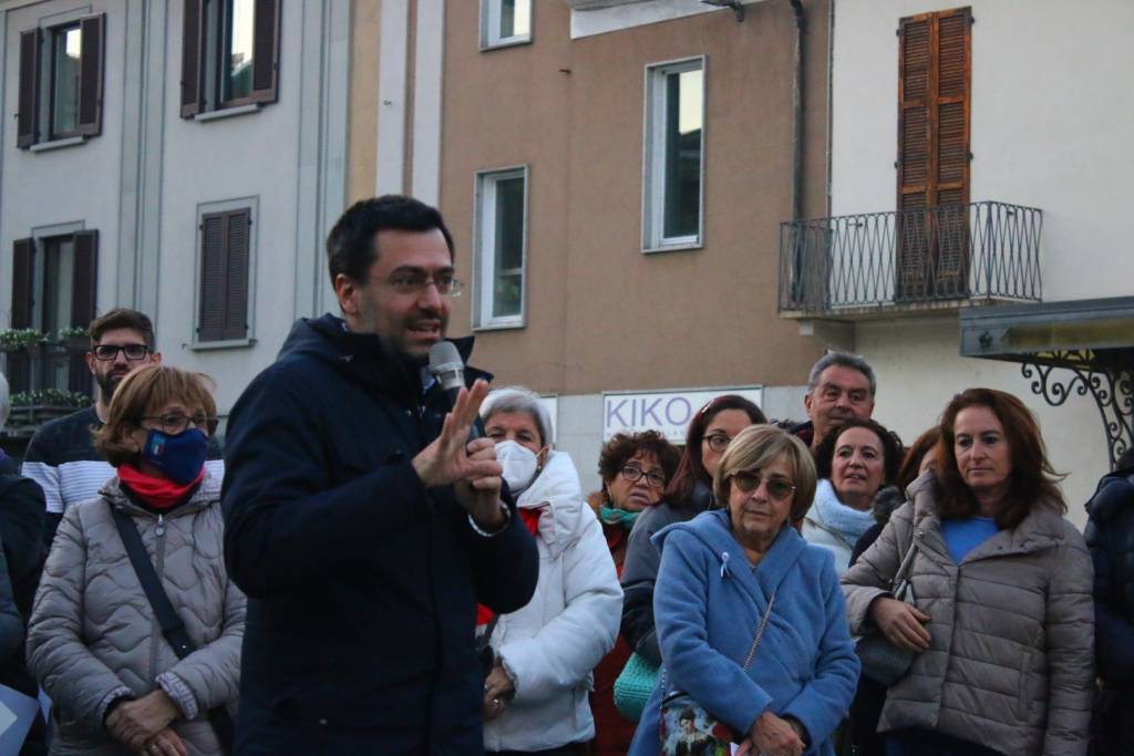 Flash mob contro la violenza sulle donne in centro a Legnano