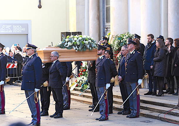 I volti, la piazza, la commozione al funerale di Roberto Maroni