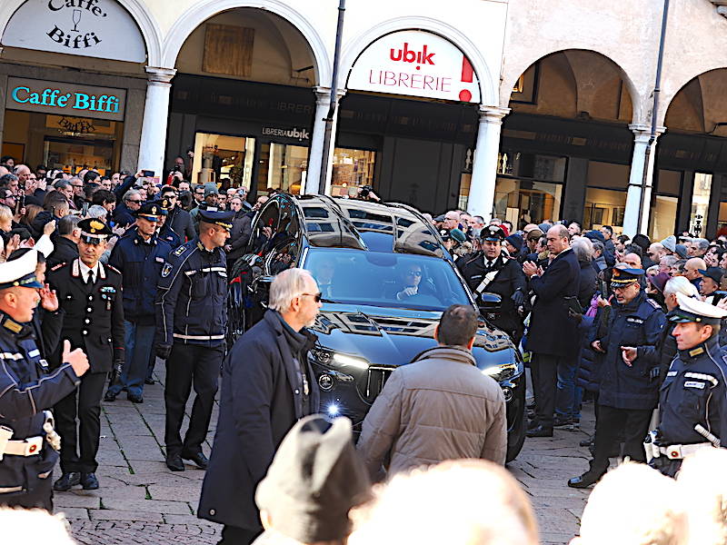 I volti, la piazza, la commozione al funerale di Roberto Maroni