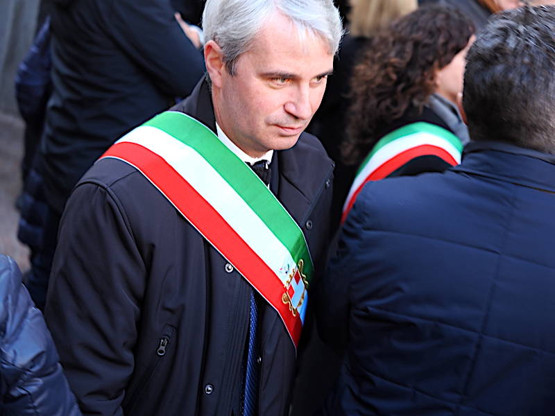 I volti, la piazza, la commozione al funerale di Roberto Maroni