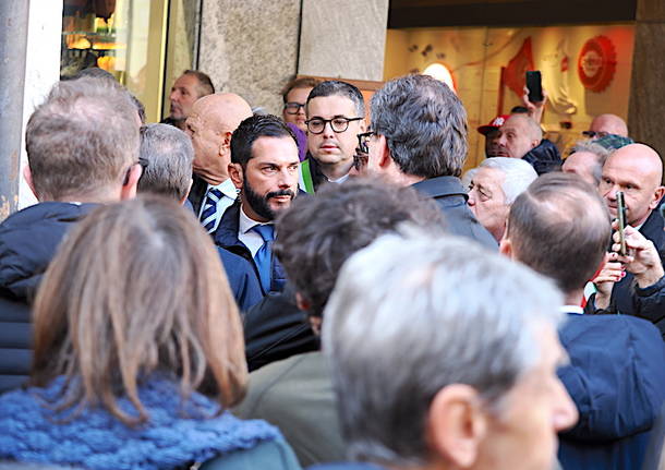 I volti, la piazza, la commozione al funerale di Roberto Maroni