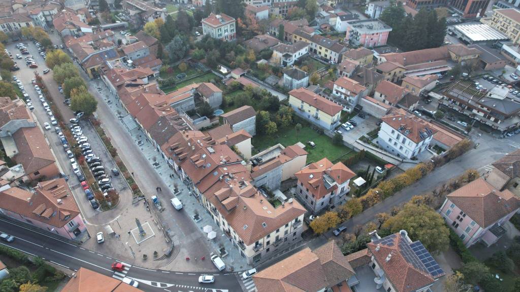 Il nuovo look di via Garibaldi a Gavirate