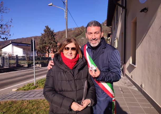 Inaugurata a Cremenaga la panchina rossa in ricordo di Stefania Pivetta e Giulia Maja