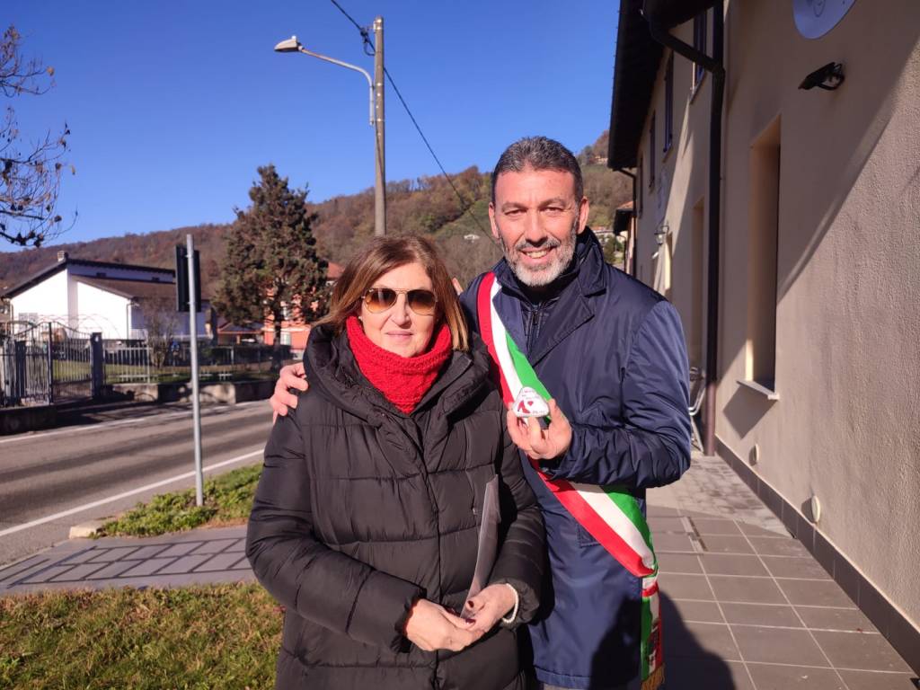 Inaugurata a Cremenaga la panchina rossa in ricordo di Stefania Pivetta e Giulia Maja