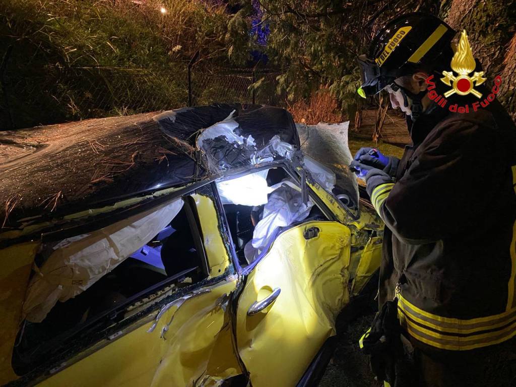 Incidente luino auto villa