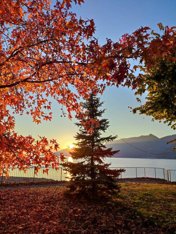 La magia di un tramonto autunnale a Colmegna di Luino